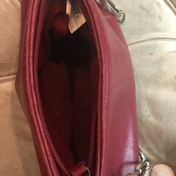 Red leather purse with silver chain strap. - Picture 6 of 8